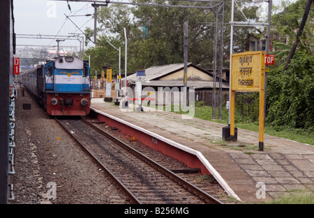 Treni stand alla stazione di Thrissur tra Kochi Cochin e Kannur Cannanore Kerala India Foto Stock