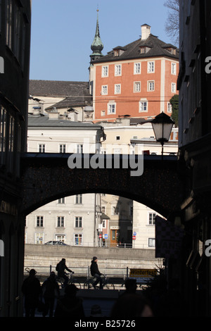 Città di Salisburgo, dove famoso musicista Amadeus Mozart è nato, Austria. Una scena di strada. Foto Stock
