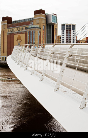 Gateshead Millennium ponte sul fiume Tyne in Inghilterra, Regno Unito Foto Stock