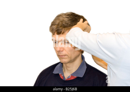 Agopuntura - trattamento medico donna applicando aghi di agopuntura dietro un uomo l orecchio Foto Stock