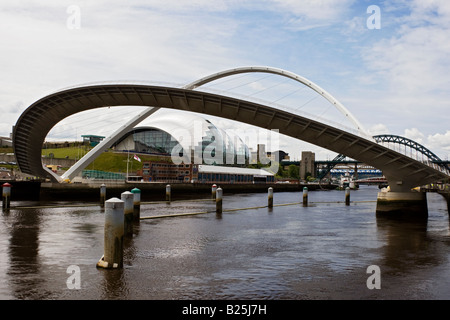 Gateshead Millennium Bridge è un pedone e ciclista ponte di inclinazione in Inghilterra, Regno Unito Foto Stock