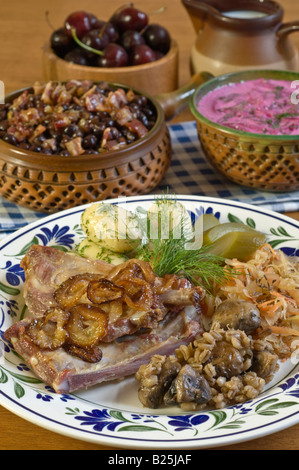 Cibo Tipico della Lettonia . Costolette di maiale, borscht grigio e piselli con pancetta Foto Stock