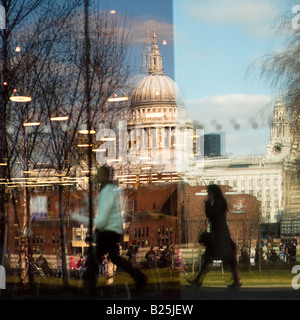 St. Pauls riflessi nella Galleria d'arte Tate Modern Cafe windows nessun rilascio richiesto: blur distanza significa che le persone non sono riconoscibili Foto Stock