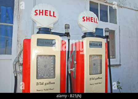 Due vecchi e fuori uso le pompe di benzina a.st mawes in cornwall, Regno Unito Foto Stock