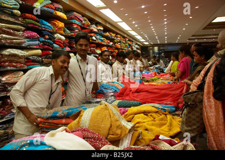 Indian uomini vendita di tessuti in Pothys negozio tessile Panagal Park T Nagar Chennai Madras Tamil Nadu India Foto Stock