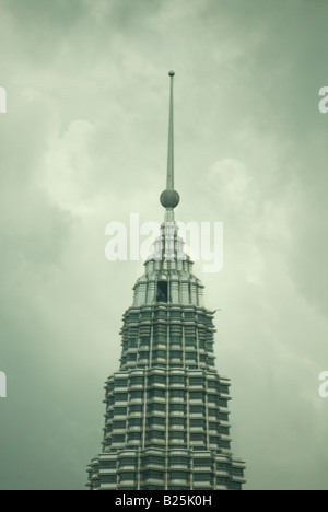 In alto di una delle Torri Gemelle Petronas nella nebbia (Kuala Lumpur, Malesia) Foto Stock