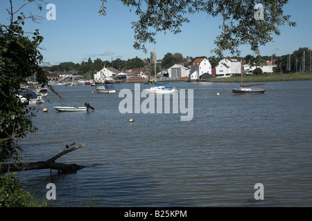 Imbarcazioni al fiume moorings Deben, Woodbridge, Suffolk, Inghilterra Foto Stock