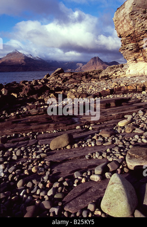 Vista dalla spiaggia elgol sul loch scavaig al Cuillin (Gaelico Scozzese: Un Cuilthionn) Isola di Skye in Scozia UK GB Foto Stock