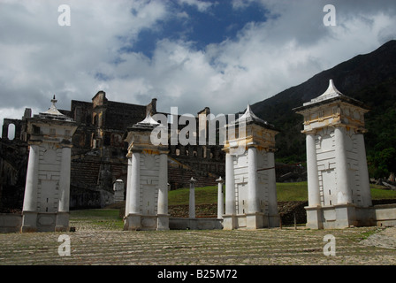 Ingresso alle rovine di Sans Souci Palace, Milot, nord di Haiti Foto Stock