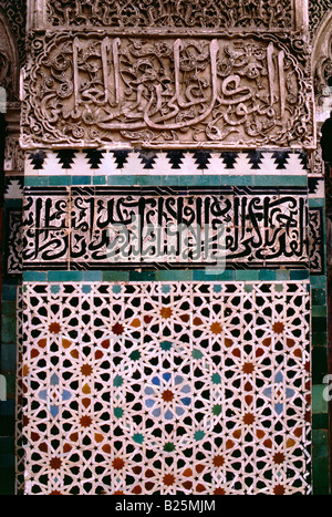 Piastrelle zellige e calligrafia nella madrasa Bou Inania nella medina nella città vecchia di Fez, Marocco settentrionale Foto Stock