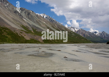 Rivber fluente lungo una catena montuosa lungo la Richardson Highway, Alaska, STATI UNITI D'AMERICA Foto Stock