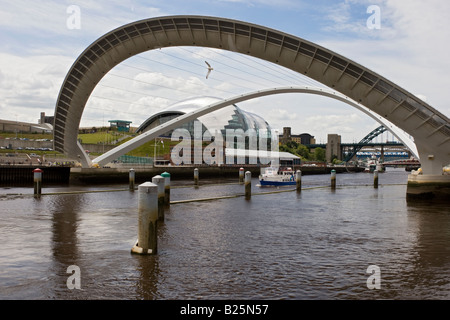 Gateshead Millennium ponte sul fiume Tyne in Inghilterra, Regno Unito Foto Stock