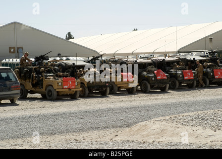 RAF reigiment landrovers allineati prima di andare in pattuglia, ISAF. A Kandahar, Afghanistan Foto Stock