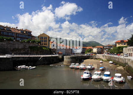 Vista del porto di Llanes, Asturias, in acque basse Foto Stock