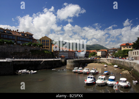 Vista del porto di Llanes, Asturias, in acque basse Foto Stock