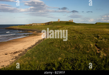 Dunstanburgh fortificato del Castello sul mare a Northumberland in Inghilterra. Foto Stock