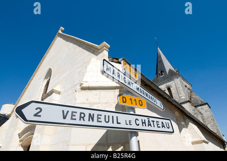 La chiesa e la direzione di segni, Luzé, Indre-et-Loire, Francia. Foto Stock