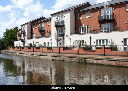 Modern waterfront homes in una città del Regno Unito. Nottingham, Inghilterra, Regno Unito Foto Stock