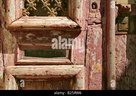 Dettaglio della buca delle lettere in vecchio rosso porta di legno, Lisbona, Portogallo. Foto Stock