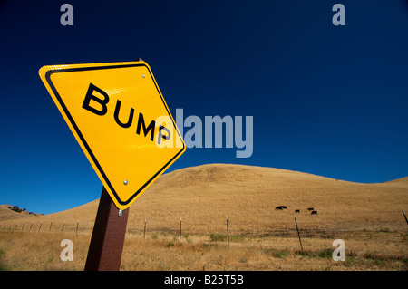 Un dosso un cartello di segnalazione lungo una strada ad Antiochia, la California il luglio 1,7 2008. (Foto di Kevin Bartram) Foto Stock