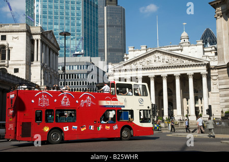 Original Tour bus nella città di Londra, in Inghilterra, Regno Unito Foto Stock