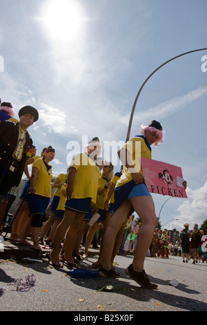 L'uomo vestito di mantello contiene un poster iscritto FICKEN legge FACKING durante un tedesco di musica di paese il partito Schlagermove in Amburgo Foto Stock