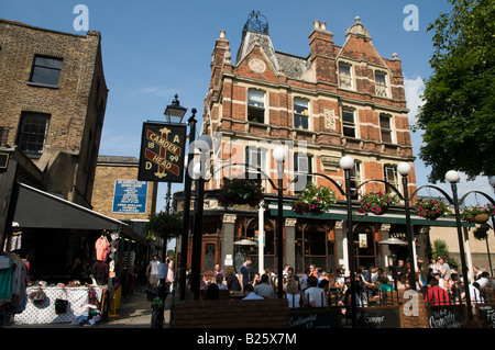 Il Camden Head pub a Camden Passage, Islington, London, England, Regno Unito Foto Stock