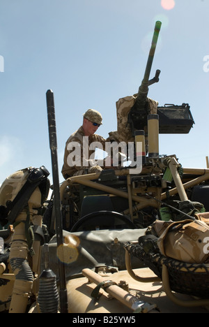 Rilassante reggimento RAF Gunner seduti su un landrover, Kandahar, Afghanistan Foto Stock