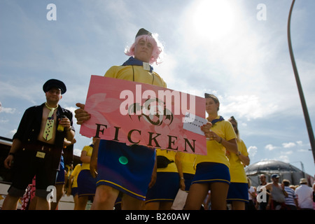 L'uomo vestito di mantello contiene un poster iscritto FICKEN legge FACKING durante un tedesco di musica di paese il partito Schlagermove in Amburgo Foto Stock