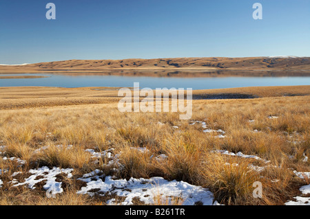 La riflessione di Lammermoor gamma in acqua ancora di Logan masterizzare il serbatoio grande palude Moss vecchio sentiero Dunstan Central Otago Isl del Sud Foto Stock