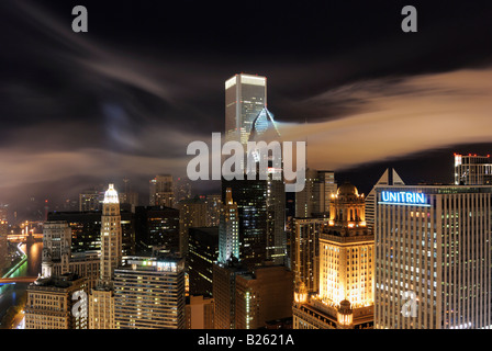 Chicago est del fiume con una bassa drammatico il cloud Foto Stock