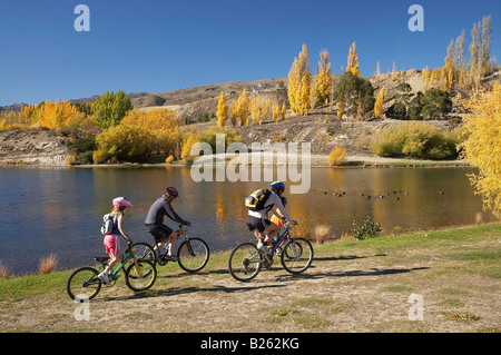 Gli amanti della mountain bike Bannockburn Lago ingresso Dunstan Central Otago Isola del Sud della Nuova Zelanda Foto Stock