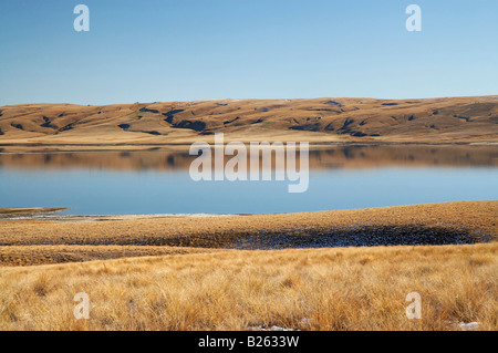 La riflessione di Lammermoor gamma in acqua ancora di Logan masterizzare il serbatoio grande palude Moss vecchio sentiero Dunstan Central Otago Isl del Sud Foto Stock