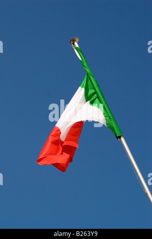 La nazionale italiana di bandiera vola in un cielo azzurro intenso a Trani, Italia. Foto Stock