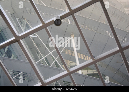 Un dettaglio dalla tettoia di un edificio moderno in Singapore. Foto Stock