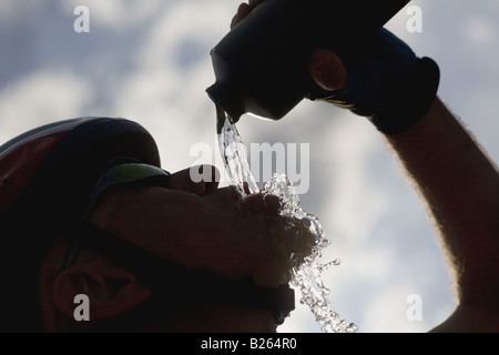 Profilarsi di un ciclista acqua potabile, vista laterale Foto Stock