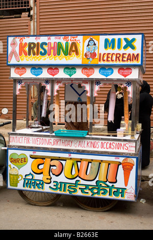 Un gelato carrello vende ices a Bangalore in India. Foto Stock