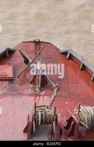 Prua di una piccola nave da carico che trasportano sabbia giù il Fiume Rosso Foto Stock