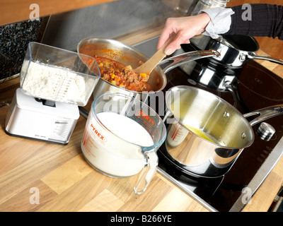 Preparare deliziose lasagne alla bolognese di manzo tritato italiano fatto in casa Foto Stock