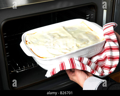 Preparazione di autentiche lasagne italiane fatte in casa Foto Stock