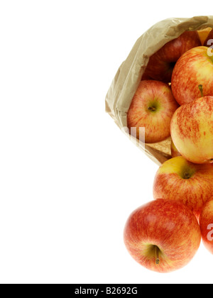 Sacchetto di carta e non di plastica, di ripe rosso sano Braeburn Mangiare le mele con copia spazio, un tracciato di ritaglio e nessun popolo contro uno sfondo bianco Foto Stock