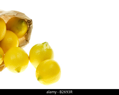 Carta marrone borsa, assenza di plastica, di fresche e mature aromatico sani di Limoni con spazio copia di un tracciato di ritaglio e nessun popolo contro uno sfondo bianco Foto Stock