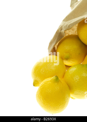 Carta marrone borsa, assenza di plastica, di fresche e mature aromatico sani di Limoni con spazio copia di un tracciato di ritaglio e nessun popolo contro uno sfondo bianco Foto Stock