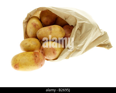 Carta marrone borsa di bianco fresco intero patate cotte con nessun popolo copia di spazio e di un tracciato di ritaglio pronti per la pelatura e cottura Foto Stock