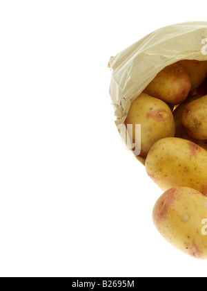 Carta marrone borsa di bianco fresco intero patate cotte con nessun popolo copia di spazio e di un tracciato di ritaglio pronti per la pelatura e cottura Foto Stock