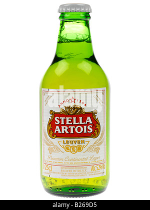 Bottiglie di aperti Stella Artois Birra chiara isolata contro uno sfondo bianco con un tracciato di ritaglio e nessun popolo Foto Stock