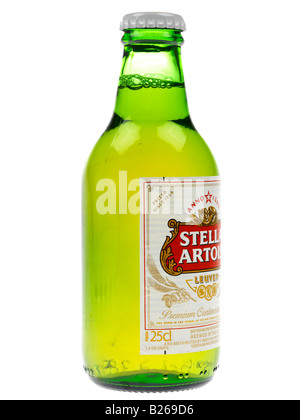 Bottiglie di aperti Stella Artois Birra chiara isolata contro uno sfondo bianco con un tracciato di ritaglio e nessun popolo Foto Stock