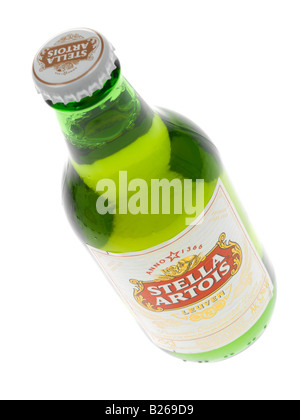 Bottiglie di aperti Stella Artois Birra chiara isolata contro uno sfondo bianco con un tracciato di ritaglio e nessun popolo Foto Stock