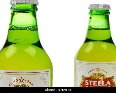 Bottiglie di aperti Stella Artois Birra chiara isolata contro uno sfondo bianco con un tracciato di ritaglio e nessun popolo Foto Stock