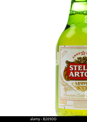 Bottiglie di aperti Stella Artois Birra chiara isolata contro uno sfondo bianco con un tracciato di ritaglio e nessun popolo Foto Stock